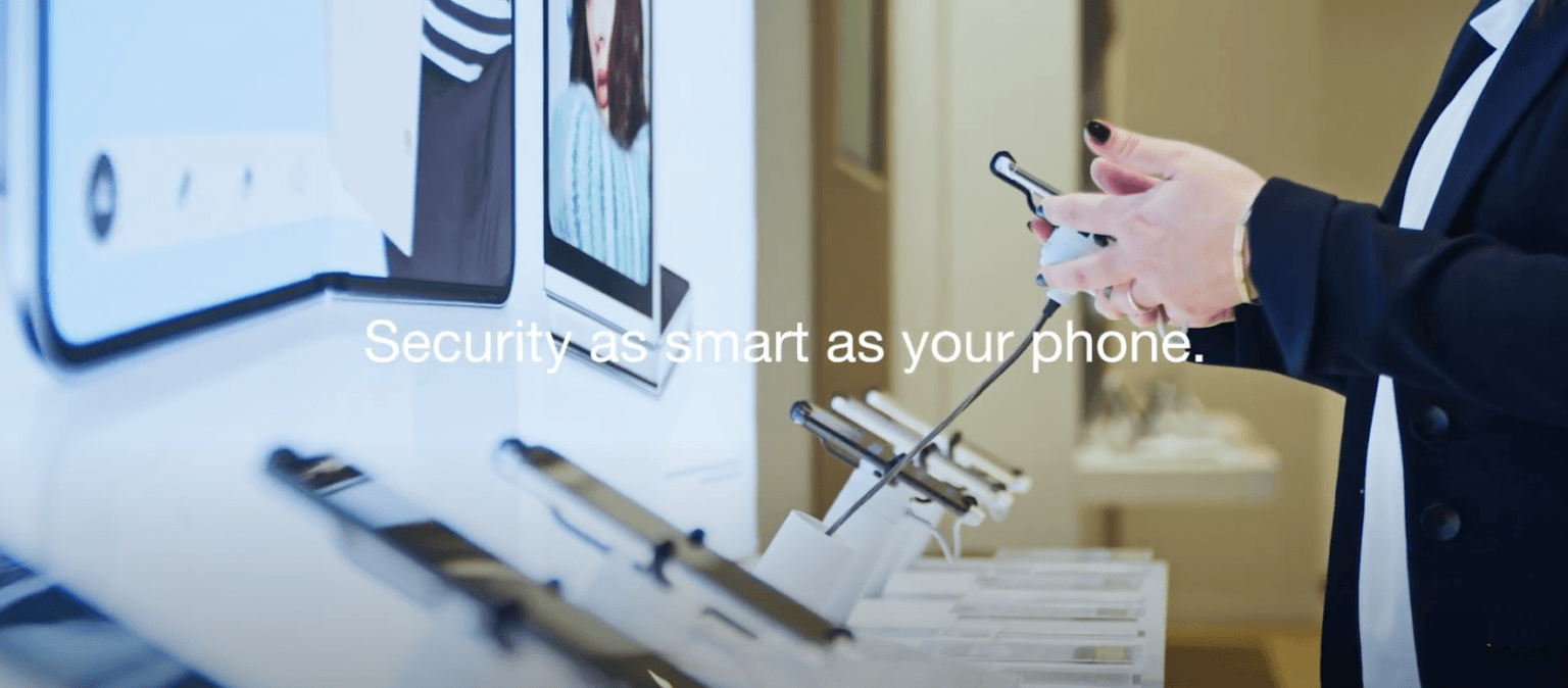 Persona che tiene in mano il telefono collegato a OnePOD KPN